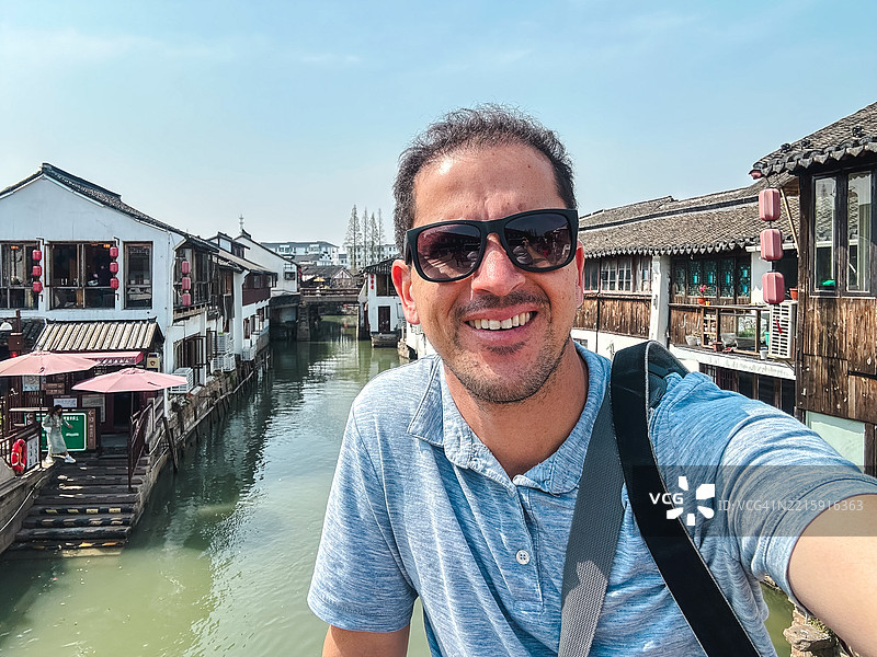 朱家角水乡的游客图片素材