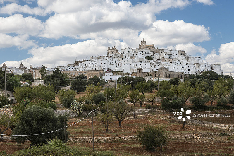 意大利普利亚的奥斯图尼 - 通常被称为白色小镇图片素材