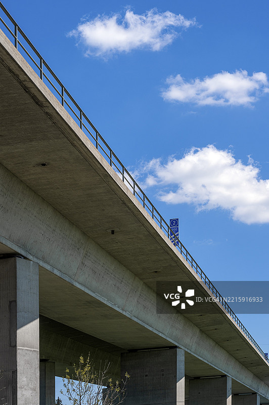 德国巴伐利亚州阿尔戈伊地区苏尔茨贝格商业园区的高速公路桥，位于伊勒河上，欧洲图片素材