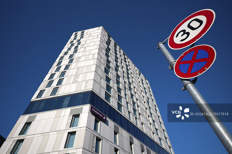 阿迪娜公寓酒店外观，首选酒店，交通标志，30公里/小时，交通减速区，30公里/小时区域，禁止停车区，梅兰德广场，欧洲区，斯图加特，巴登-符腾堡州，德国，欧洲图片素材