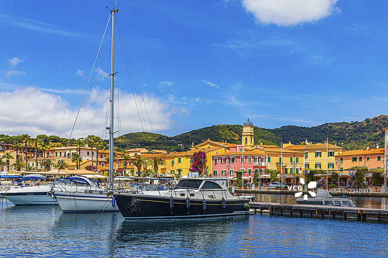 波托阿祖罗港口的船只和游艇，埃尔巴岛，托斯卡纳群岛国家公园，托斯卡纳，意大利，欧洲图片素材