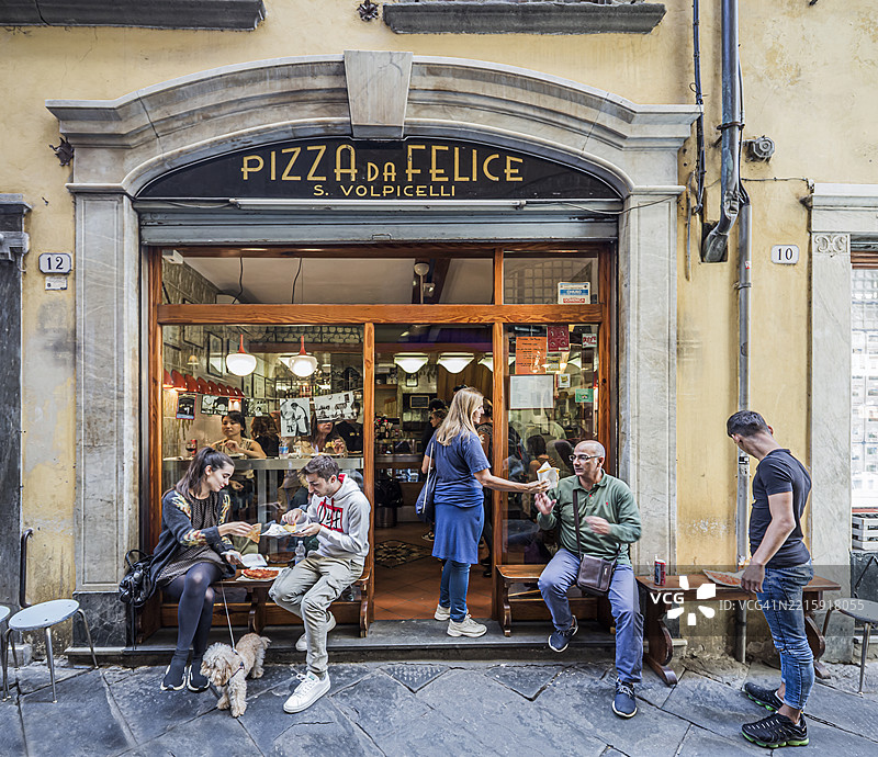在Pizza da Felice比萨店附近的人们图片素材