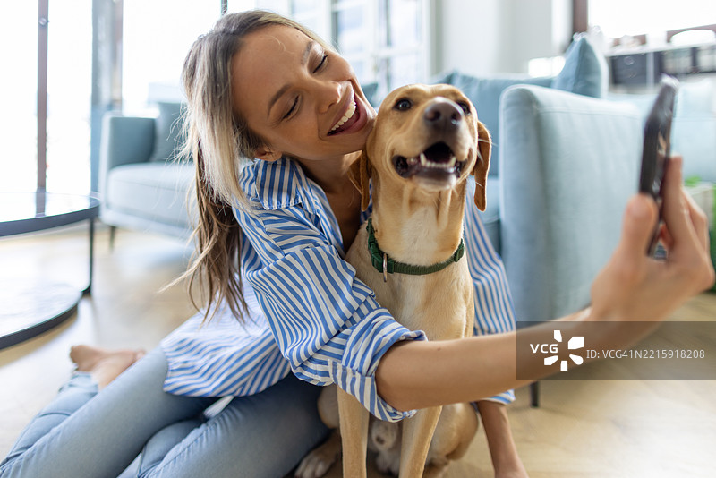 美丽的年轻女性和她的狗图片素材
