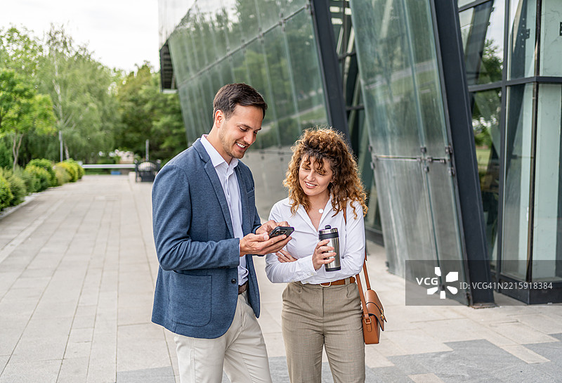 商务专业人士在户外讨论项目图片素材