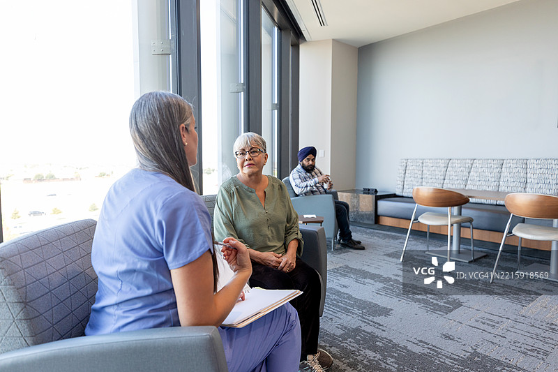 心理健康专业人士在现代候诊室为患者提供咨询图片素材