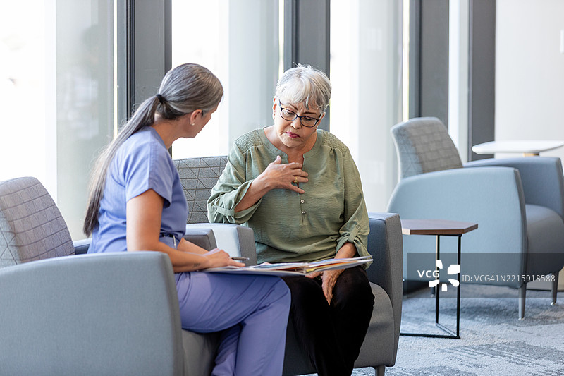 医疗工作者在候诊室为成熟的女性提供咨询图片素材