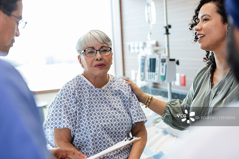 医生与家人讨论患者的医疗护理图片素材