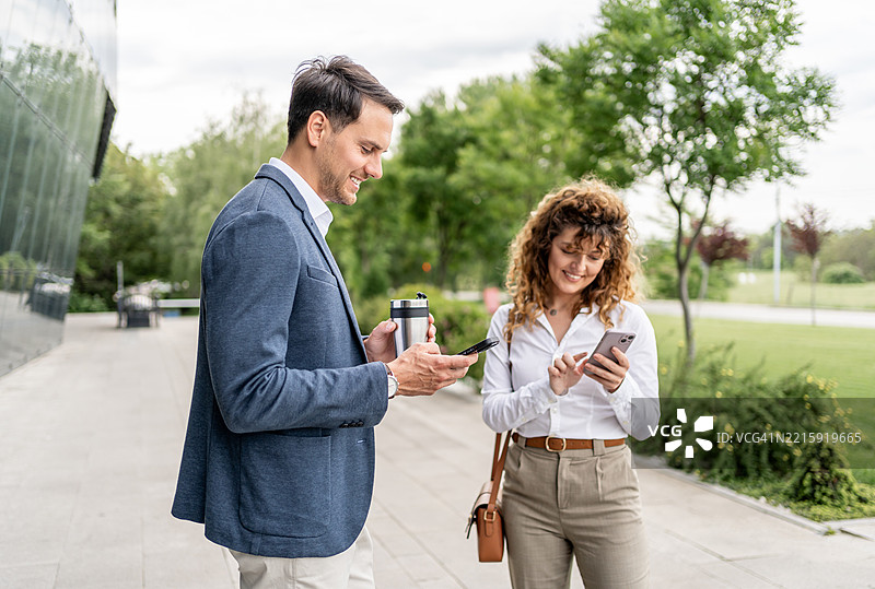 年轻专业人士在户外利用科技进行交流图片素材