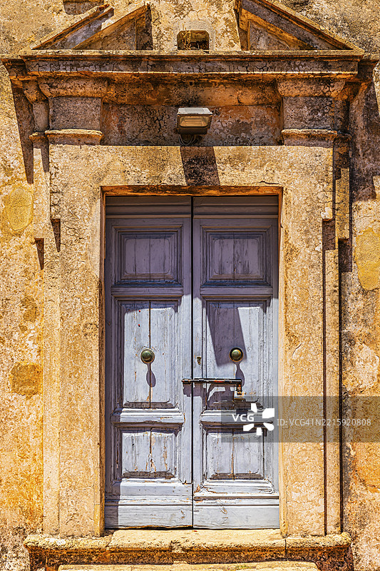 蒙塞拉托圣母教堂的入口门户，位于意大利托斯卡纳大区的厄尔巴岛波尔图阿祖罗附近，托斯卡纳群岛国家公园内。图片素材
