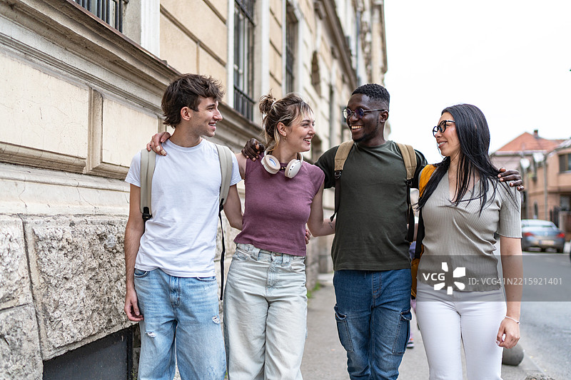 年轻人一起愉快地散步图片素材