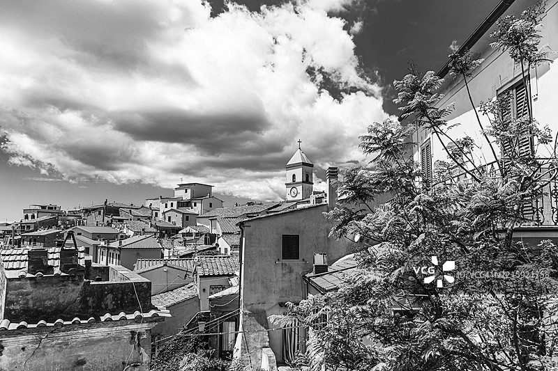在卡波利韦里的屋顶上，圣米歇尔教堂塔楼后方的黑白照片，卡波利韦里，厄尔巴岛，托斯卡纳群岛国家公园，托斯卡纳，意大利，欧洲图片素材