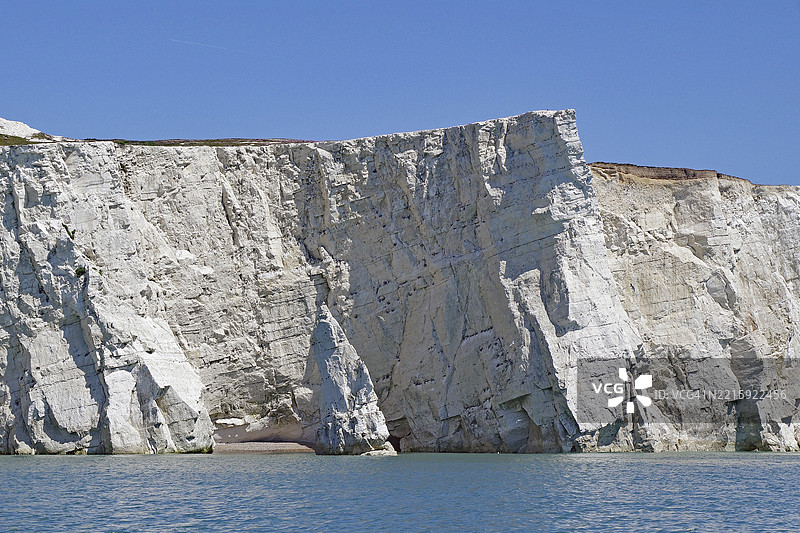 令人印象深刻的白色粉笔悬崖从海中高高耸起，位于英吉利海峡的比奇海头悬崖，东布朗，萨塞克斯，英格兰，联合王国，欧洲图片素材
