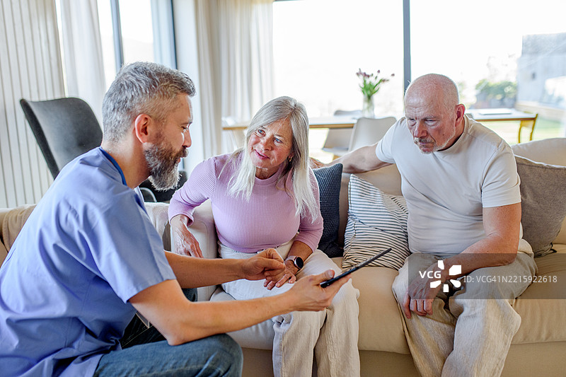 家庭护理人员帮助老年夫妇过上更积极健康的生活。图片素材