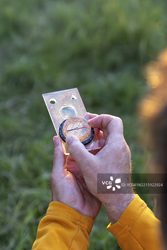 在风景如画的景观中使用指南针的探险者图片素材