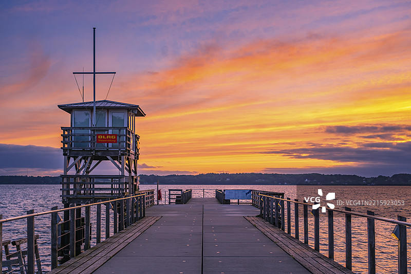 日落时分的步行桥，天空呈现出鲜艳的色彩，德国格吕克斯堡，欧洲图片素材