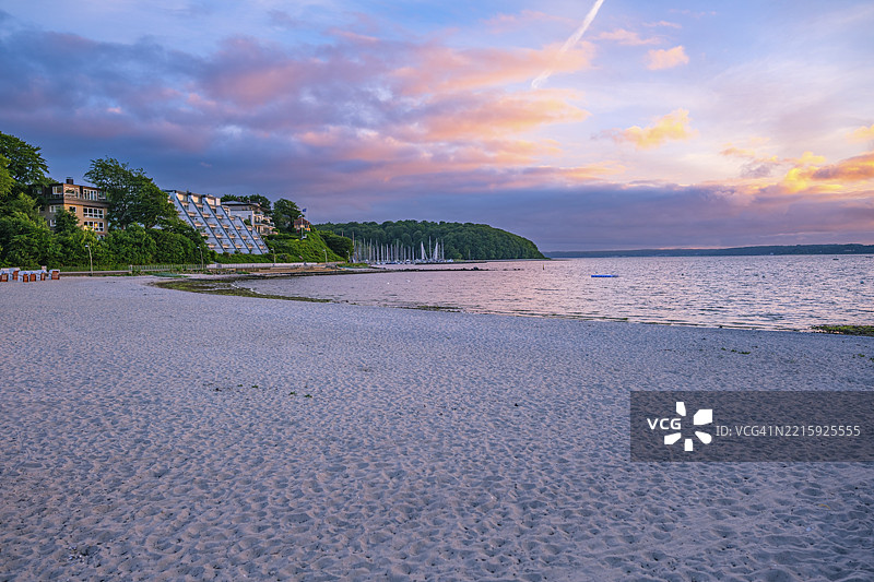 海岸风光，房屋、沙滩和柔和色彩的晚空，德国格吕克斯堡，欧洲图片素材