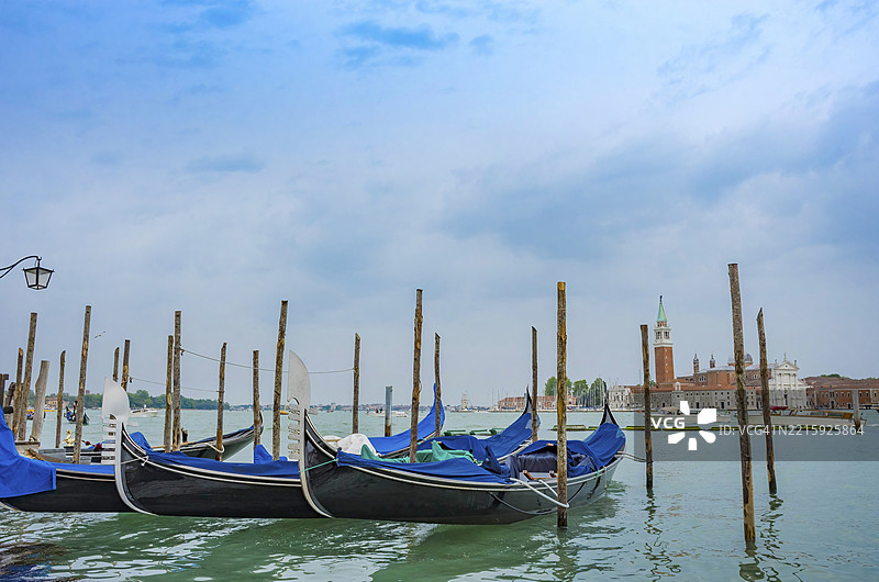 威尼斯，意大利，欧洲，圣马可广场（Piazza San Marco）附近的贡多拉，背景是圣乔治大教堂（San Giorgio di Maggiore）。图片素材