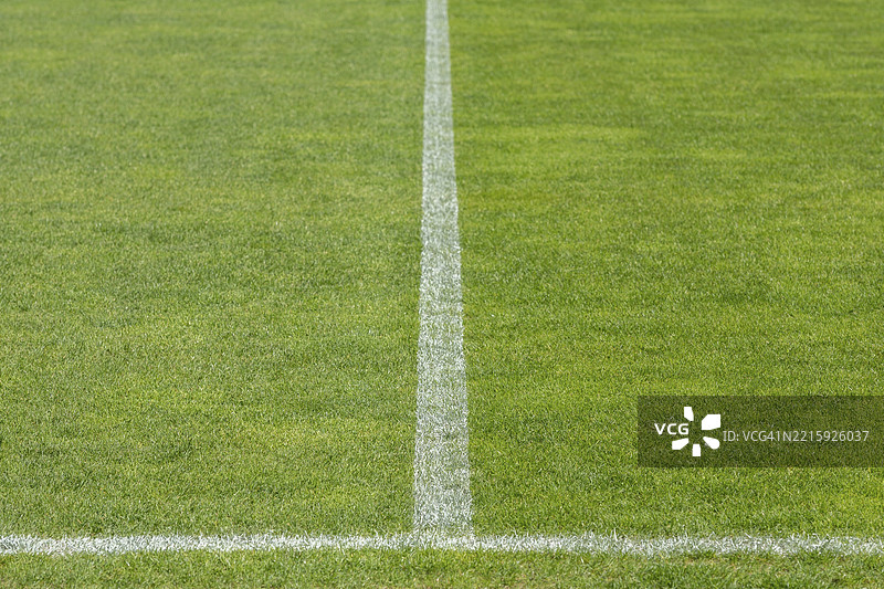 波兰卢宾足球场的中线和边线图片素材