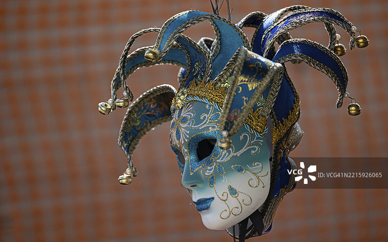 一款蓝色和金色的精致威尼斯狂欢节面具,带有铃铛,威尼斯狂欢节,意大利威尼托地区,欧洲图片素材