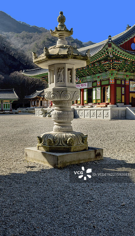 韩国井邑市。2020年12月8日：内藏寺祈祷厅前的石雕佛灯图片素材