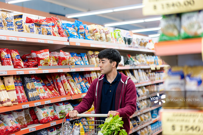 日本男子在现代超市购物图片素材