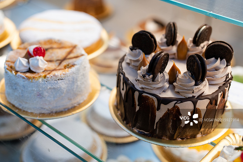 美味的蛋糕和派在超市展示中精美地排列。图片素材