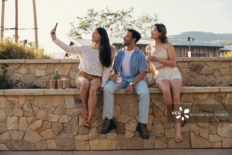 朋友们在户外享用午餐休息时间图片素材