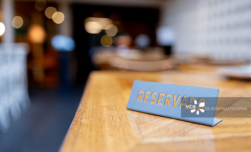 餐厅桌上的西班牙语预留标志图片素材