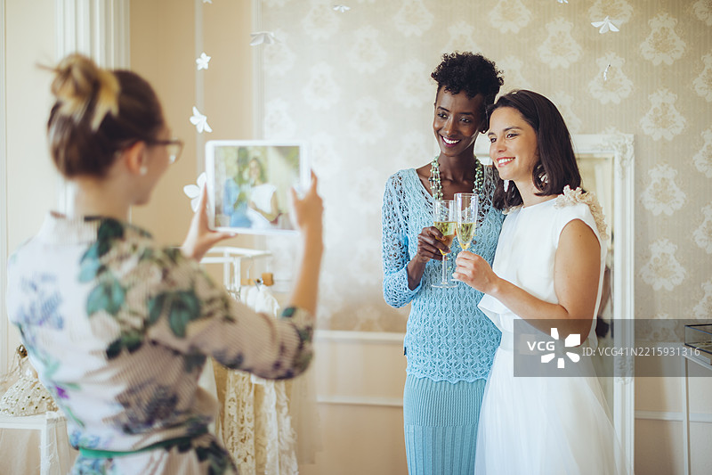 新娘正在试穿她的婚纱图片素材