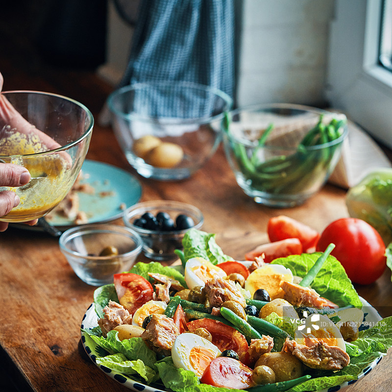 尼科西沙拉：金枪鱼沙拉配番茄、土豆、青豆和鸡蛋图片素材