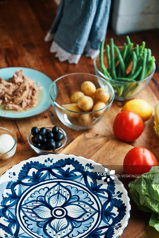 准备尼科斯沙拉，配料有金枪鱼、西红柿、土豆、青豆和鸡蛋图片素材