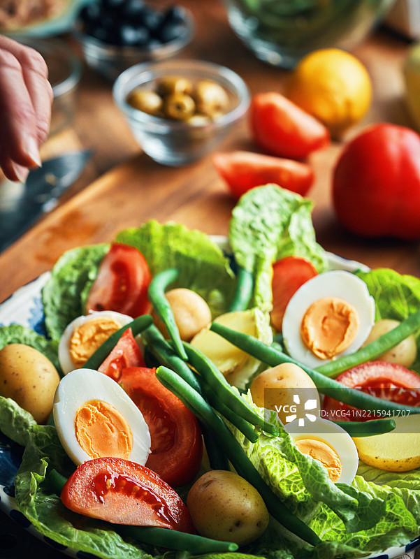 准备尼科斯沙拉，配料有金枪鱼、西红柿、土豆、青豆和鸡蛋图片素材