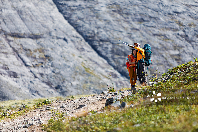 父亲和儿子在山中徒步旅行图片素材