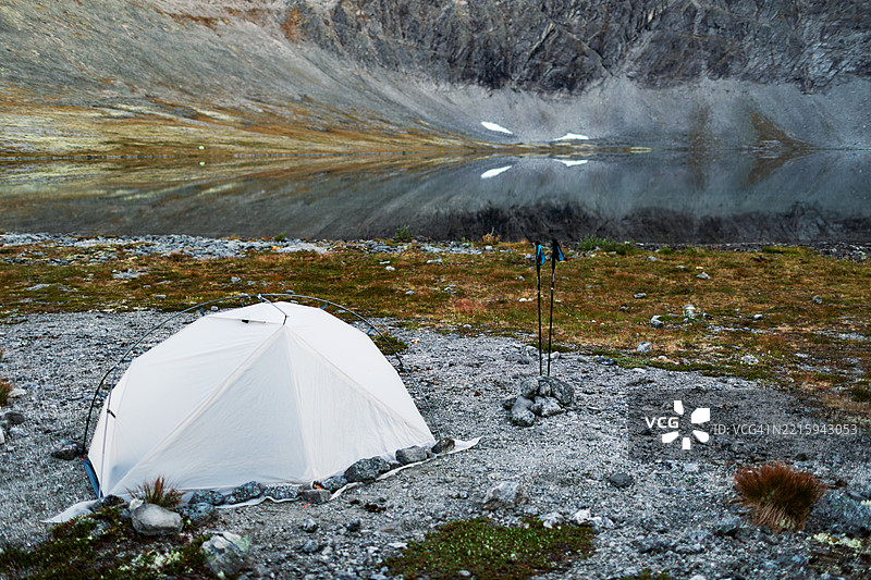 在山湖附近露营图片素材