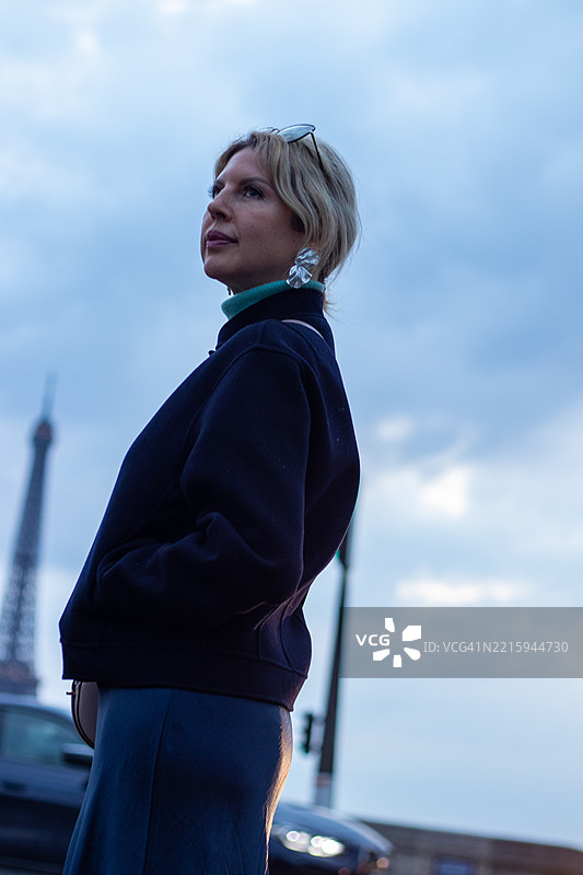 现代女性在城市日落时分的肖像图片素材