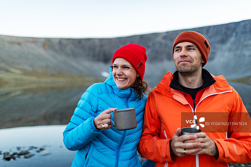 中年夫妇在露营地放松，享受徒步旅行后的茶时光图片素材