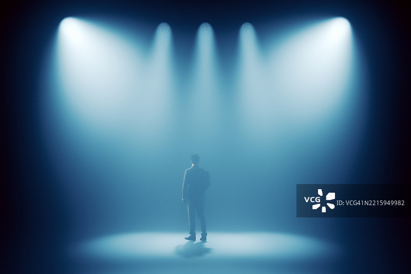年轻商人在舞台上走动图片素材