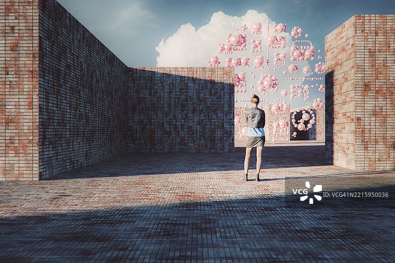 年轻女性站在未来主义街道上图片素材