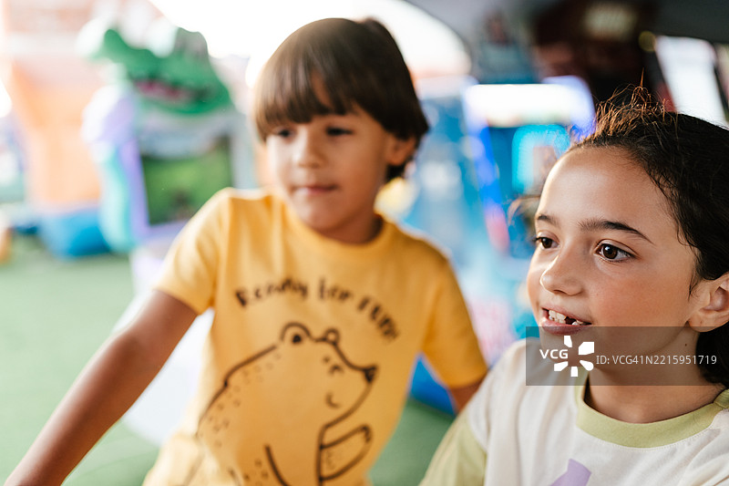 男孩在户外游乐场与女孩玩耍图片素材