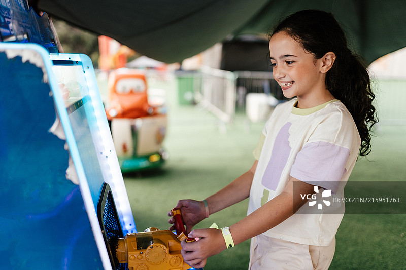 女孩在活动中玩透明板图片素材