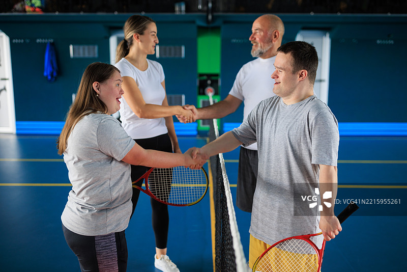 网球教练与特殊需要运动员赛后合影图片素材