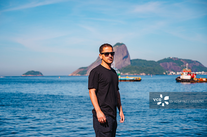里约热内卢海岸边的男人图片素材