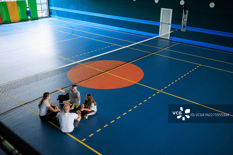 网球教练在训练后与唐氏综合症运动员交谈图片素材