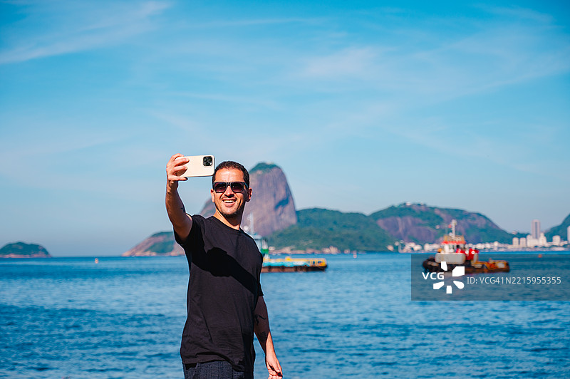 里约热内卢海岸边的男人图片素材