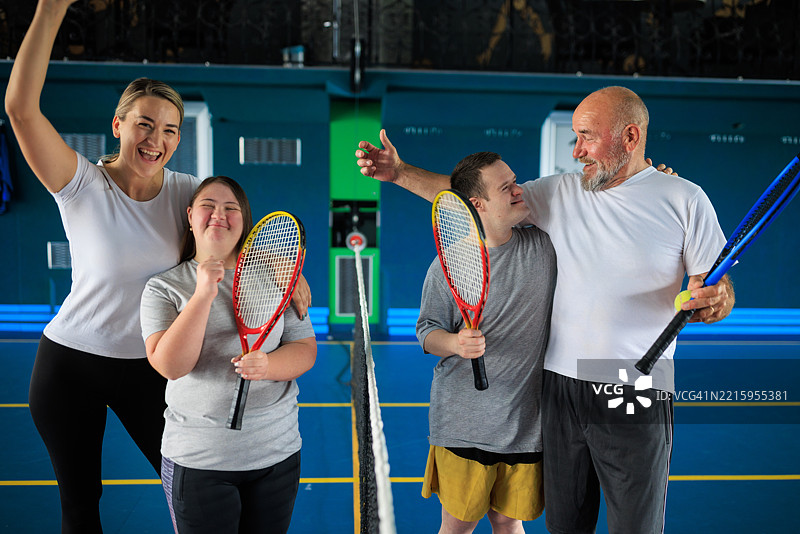 网球教练与特殊需要运动员赛后合影图片素材