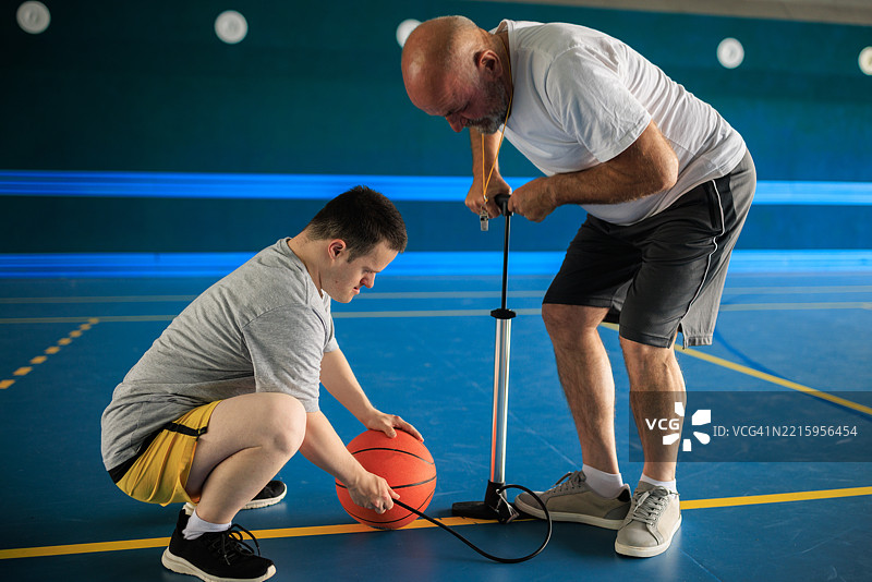 篮球教练和唐氏综合症球员准备训练图片素材