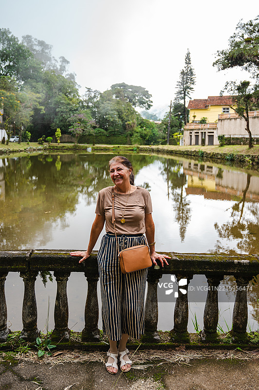 在彼特罗波利斯的大自然中的女人图片素材