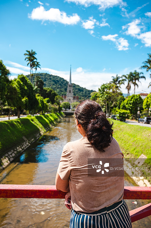 在佩特罗波利斯的圣佩德罗·德·阿尔坎塔拉大教堂前的老年女性图片素材