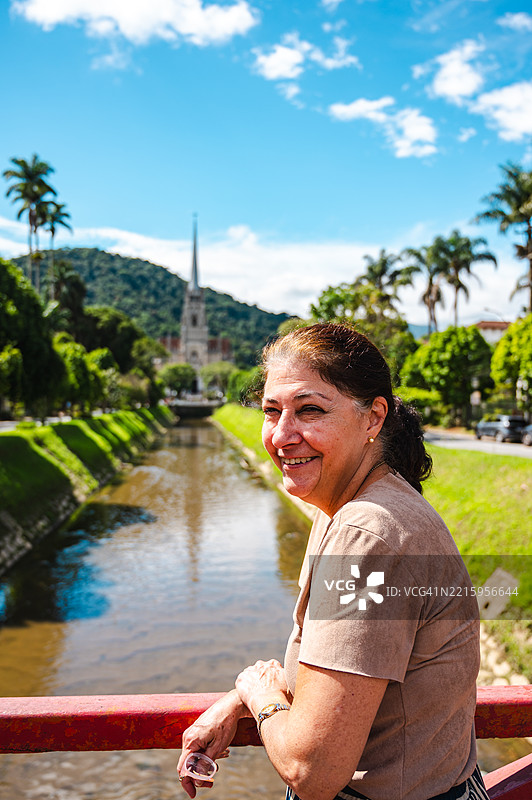 在佩特罗波利斯的圣佩德罗·德·阿尔坎塔拉大教堂前的老年女性图片素材