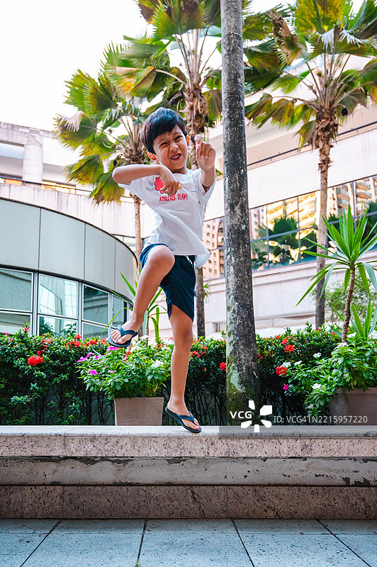 公园里小男孩的肖像图片素材